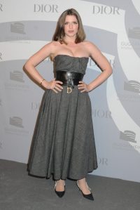 Julia Fox, Dior, gray dress, strapless dress, belt, corset belt, pumps, black pumps, bow pumps, pointed-toe pumps