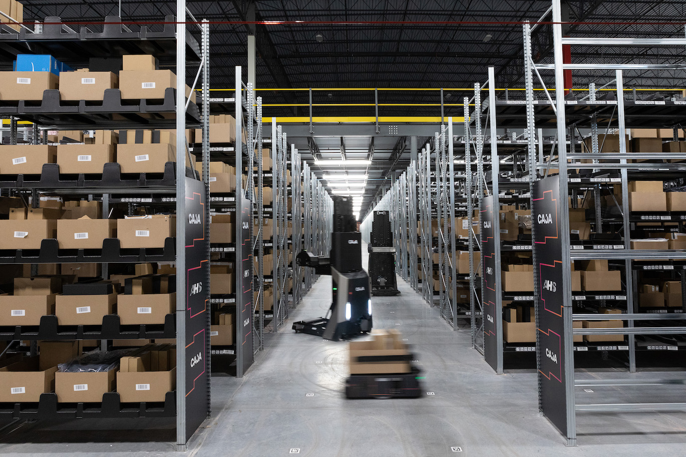 The Caja solution combines two robots: a Lift robot and a Cart robot, that work synergistically to optimize order picking operations. With Caja’s advanced AI-powered software, the robots move bins between workstations and the inventory, constantly optimizing inventory management