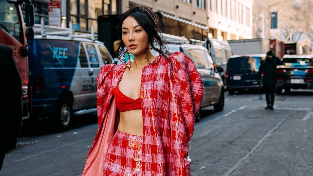 Now this is street style. Repeat after me: velvet pink pumps.