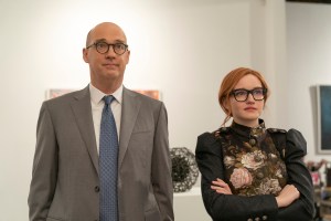 Inventing Anna. (L to R) Anthony Edwards as Alan Reed, Julia Garner as Anna Delvery in episode 104 of Inventing Anna. Cr. Nicole Rivelli/Netflix © 2021