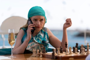 Inventing Anna. Julia Garner as Anna Delvery in episode 102 of Inventing Anna. Cr. Aaron Epstein/Netflix © 2021