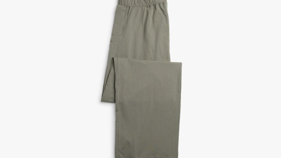 Parachute's Organic Cotton Capsule collection's 22 pieces are Global Organic Textile Standard (GOTS) certified and include sheeting, duvet covers, quilts, throws, bath towels, a robe, and loungewear.