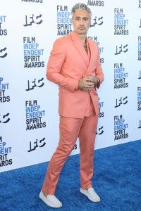 SANTA MONICA, LOS ANGELES, CALIFORNIA, USA - MARCH 06: Taika Waititi wearing a Dzojchen suit arrives at the 2022 Film Independent Spirit Awards held at the Santa Monica Beach on March 6, 2022 in Santa Monica, Los Angeles, California, United States. (Photo by Xavier Collin/Image Press Agency/Sipa USA)(Sipa via AP Images)