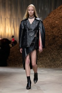 Alexander McQueen RTW Fall 2022