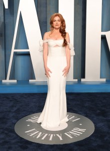 Isla Fisher at the Vanity Fair Oscar Party held at the Wallis Annenberg Center for the Performing Arts on March 27th, 2022 in Beverly Hills, California.