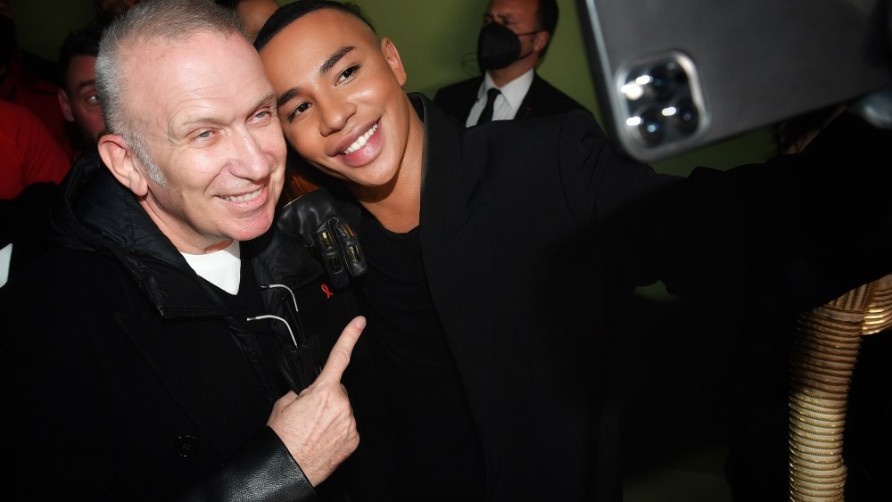 Olivier Rousteing et Jean-Paul Gaultier( selfie) - After du défilé Balmain Femme Automne/Hiver 2022/2023 lors de la Fashion Week de Paris, France, le 2 mars 2022