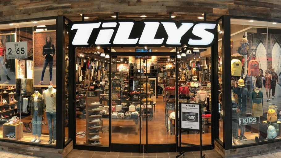 Despite coming off a successful holiday season, teen apparel retailers Tilly’s and Zumiez are guiding for declining sales in the 2022 first quarter as macroeconomic factors expect to chip away at consumer demand.