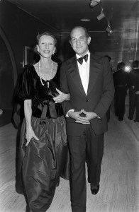 Francoise de Langlade and Oscar de la Renta attend a party at the Metropolitan Museum of Art in New York City, celebrating the museum's exhibit "Glory of Russian Costume," on December 6, 1976.
