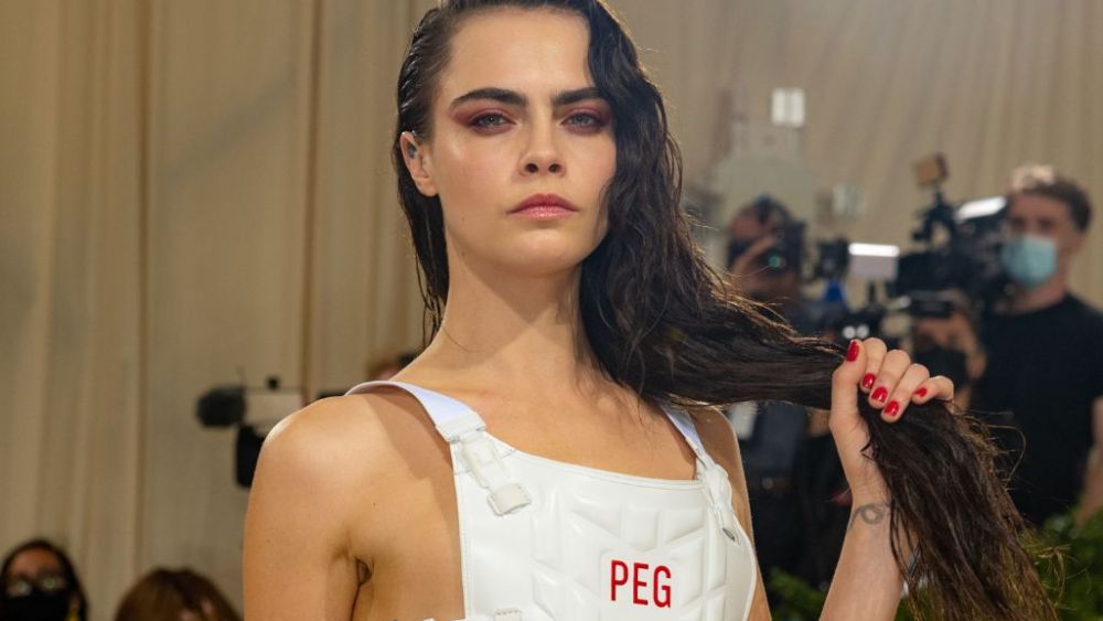 cara delevingne, cara delevingne met gala, 2022 met gala, met gala, met gala 2022, met gala red carpet, red carpet, celebrity style, best dressed met gala, AOC met gala