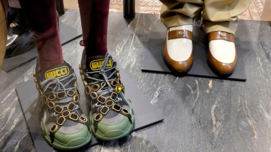 On Friday afternoon, five shoplifters stole luxury goods from the Gucci store on the Second City’s famous Magnificent Mile on the 900 block of North Michigan Avenue, according to the Chicago Police Department.