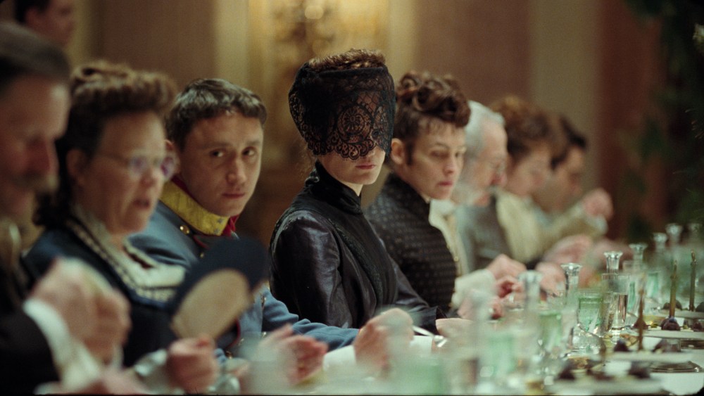 Corsage Still (c) Felix Vratny
