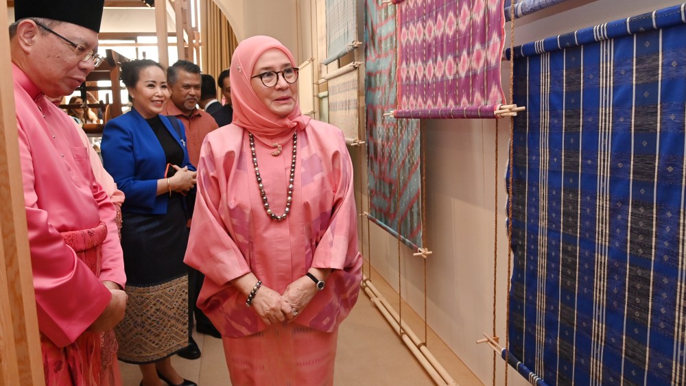 Queen Azizah of Malaysia at the "Tenun Pahang: Weaving Hope" exhibition.