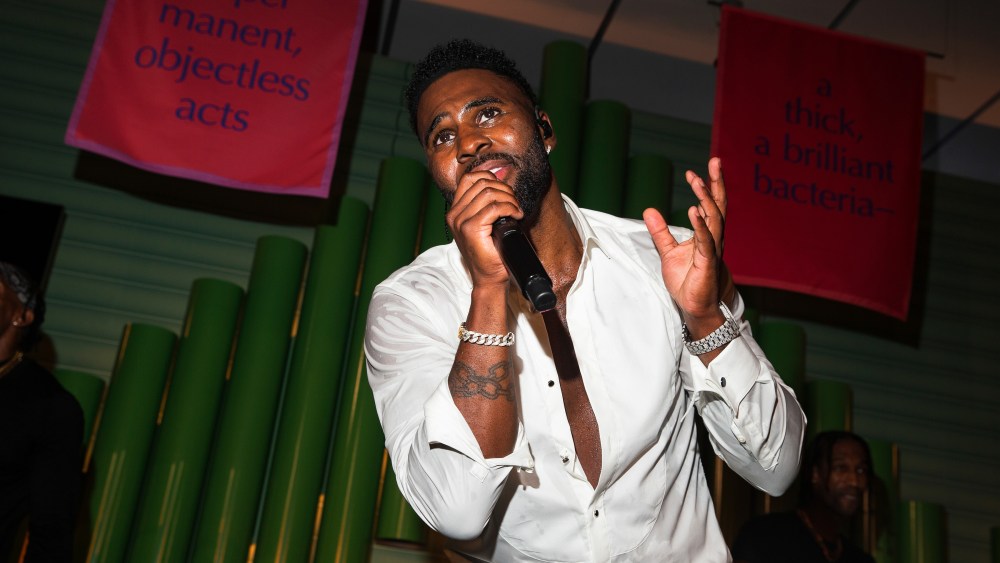 Jason Derulo performing