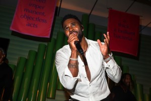 Jason Derulo performing