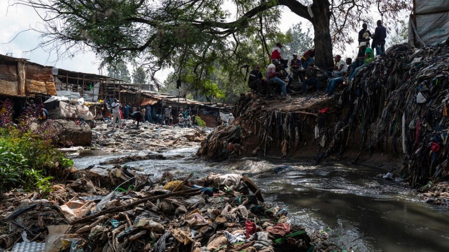 The global South is becoming a "regional dumpsite for the growing mountains of discarded clothing," says Greenpeace Germany.