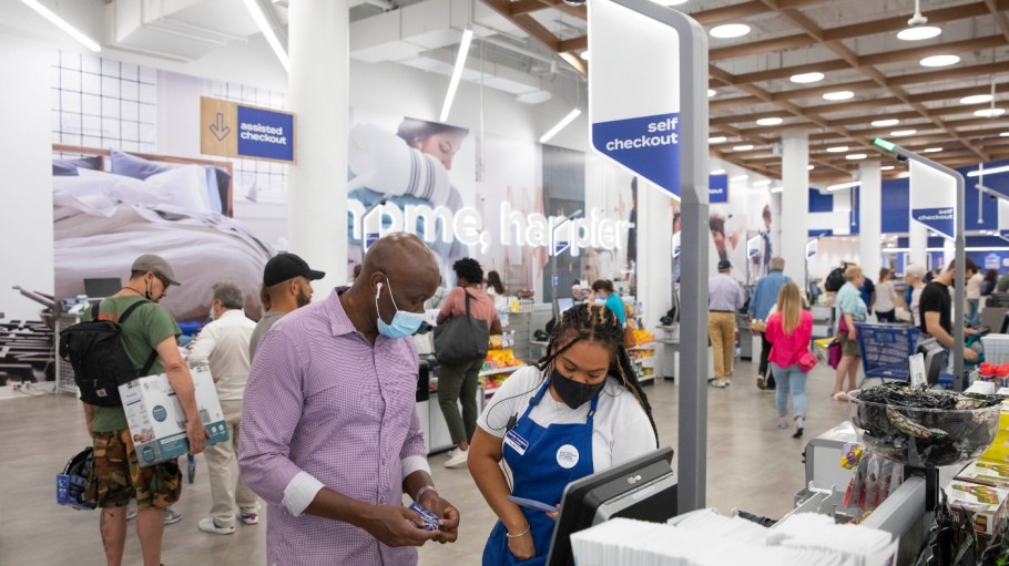 Heads are rolling at Bed Bath & Beyond after a dismal first quarter forced the home goods retailer to give its CEO and merchandising chief the boot in hopes of turning around a tailspin.