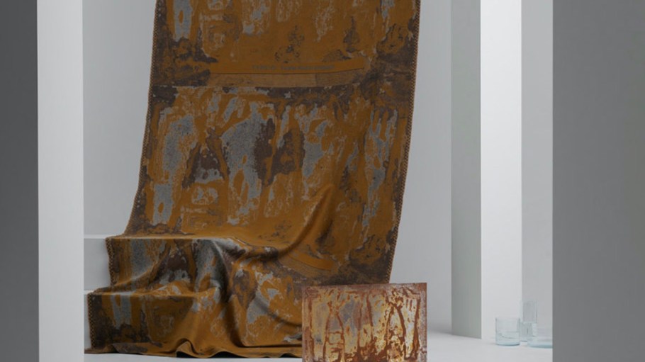 A-Poc Able Issey Miyake unveiled the Type-IV Yuma Kano project, a project that highlights the complex patterns and color mixtures of rust.