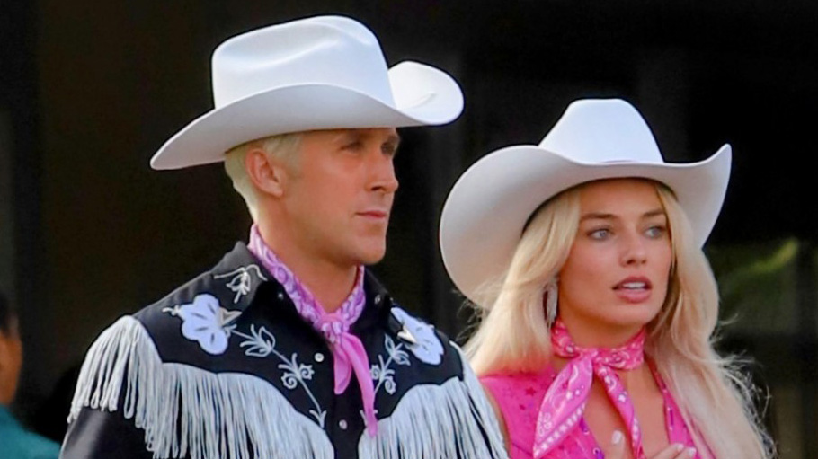 Margot Robbie and Ryan Gosling seen together filming scenes for the new Barbie movie. 22 Jun 2022 Pictured: Ryan Gosling and Margot Robbie Barbie. Photo credit: APEX / MEGA TheMegaAgency.com +1 888 505 6342 (Mega Agency TagID: MEGA871009_001.jpg) [Photo via Mega Agency]