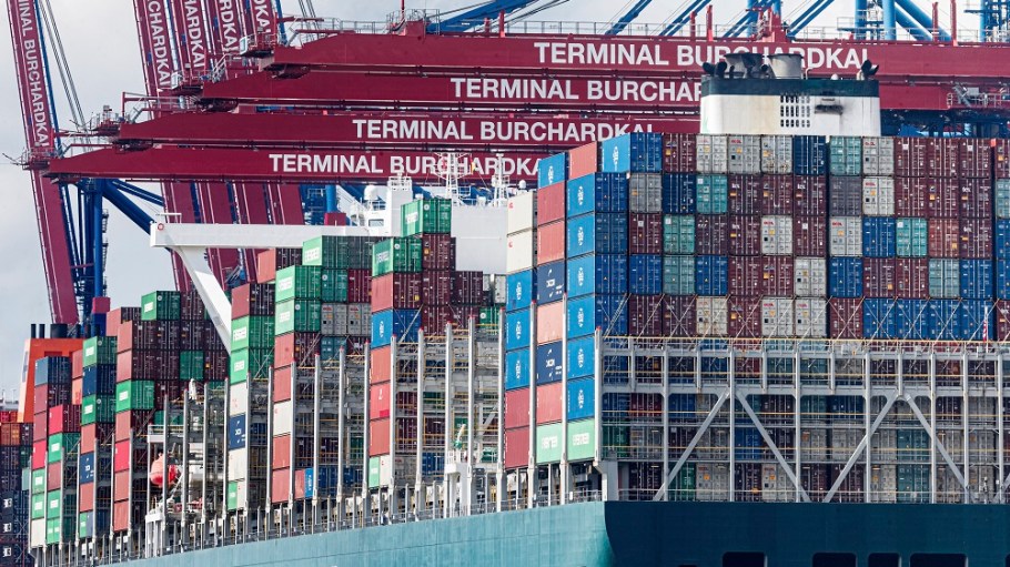 The value of global trade rose to a record $7.7 trillion in the first quarter, a year-over-year increase of about $1 trillion.