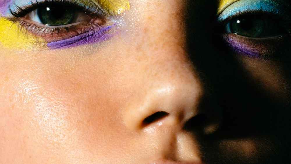 An image by photographer Eva Wang, who is listed by Le Book.