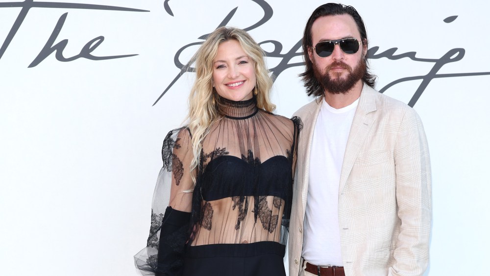 Kate Hudson and Danny Fujikawa are seen arriving at the Valentino Haute Couture Fall/Winter 22/23 fashion show on July 08, 2022 in Rome, Italy. (Photo by Daniele Venturelli/WireImage)
