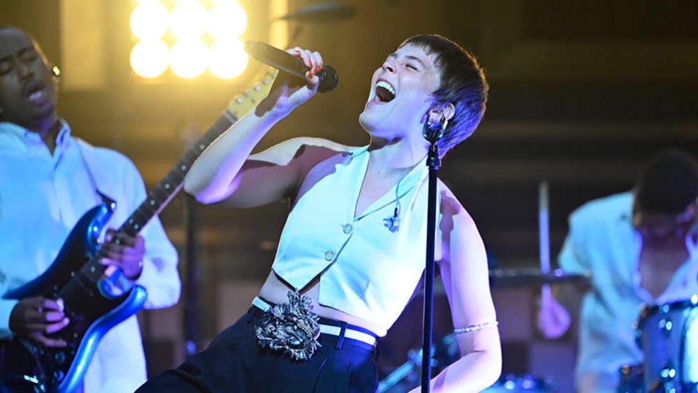 THE TONIGHT SHOW STARRING JIMMY FALLON -- Episode 1688 -- Pictured: Musical guest Maggie Rogers performs on Tuesday, July 26, 2022 -- (Photo by: Todd Owyoung/NBC)