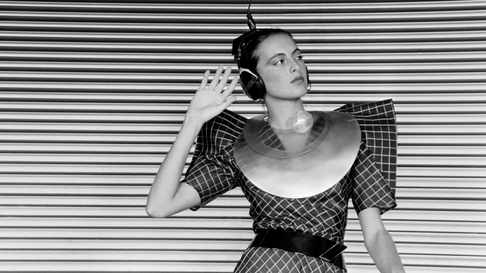 Designer Karl Lagerfeld explored futuristic design elements as well as elements of the 1960s revival by enhancing Chloé's 1980 spring ready-to-wear.
