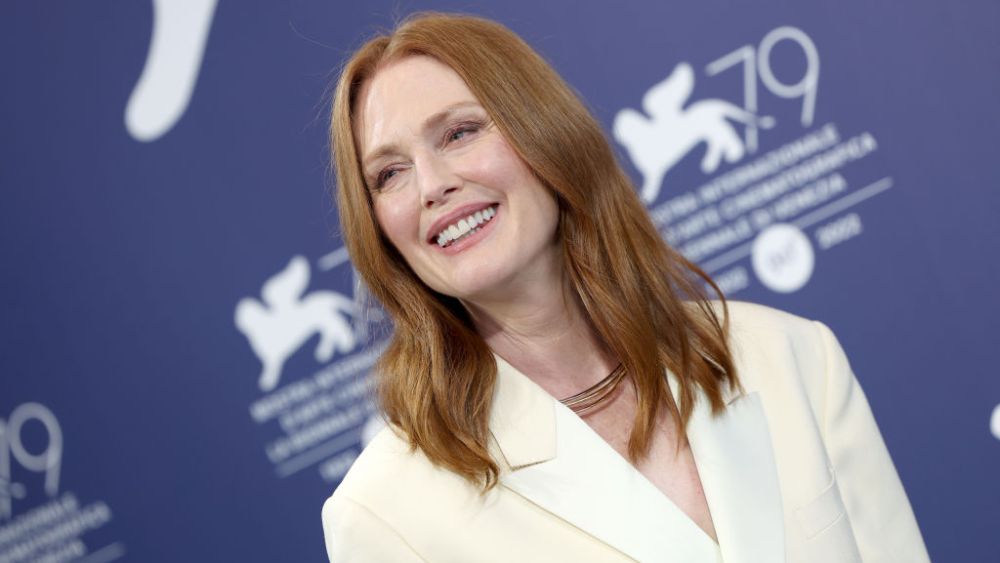 VENICE, ITALY - AUGUST 31: Jury President Julianne Moore attends the jury photocall at the 79th Venice International Film Festival on August 31, 2022 in Venice, Italy. (Photo by Vittorio Zunino Celotto/Getty Images)