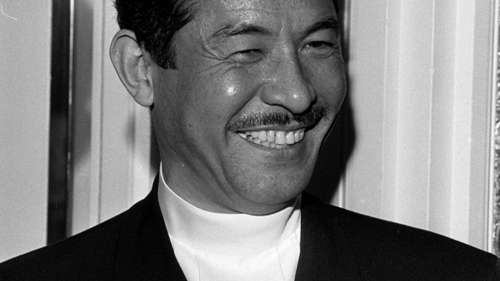Issey Miyake attends an event at the Waldorf Astoria Hotel in New York City on November 1, 1987.