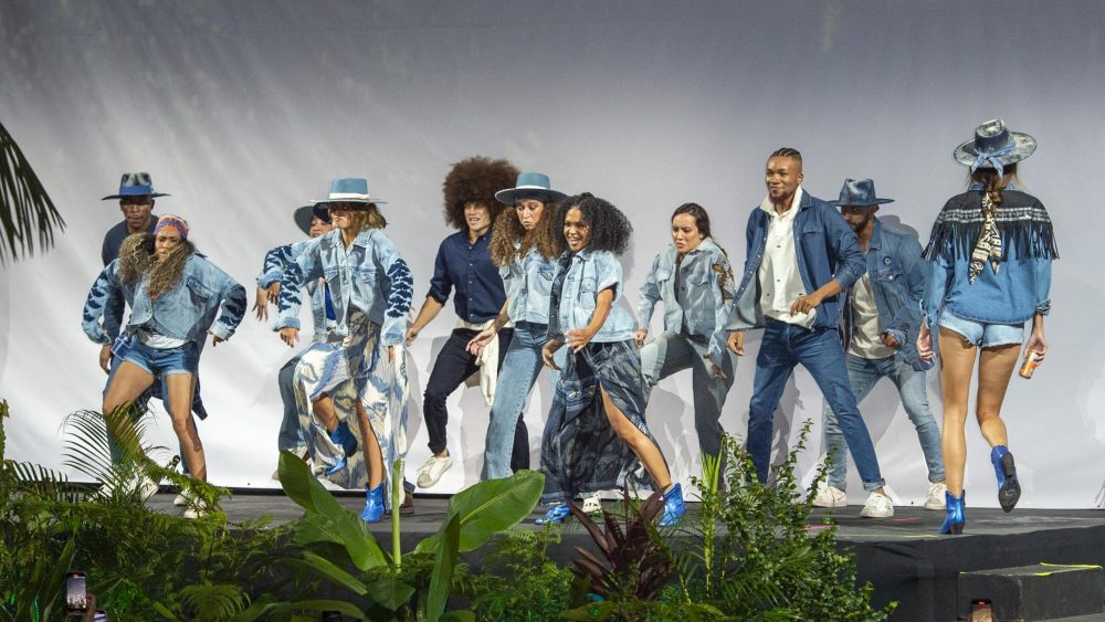 Streetwear influences and artisan techniques bring denim to life on the Colombiamoda runway.