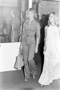Olivia Newton-John (C) and Susan George (R) attend the first Rock Music Awards ceremony at the Santa Monica Civic Auditorium in Santa Monica, California, on August 8, 1975.