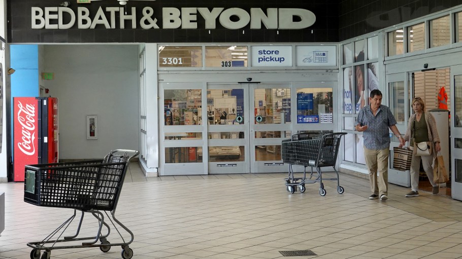 Bed Bath & Beyond CFO Gustavo Arnal dead in apparent suicide after class-action securities fraud lawsuit claiming he engaged in insider trading.