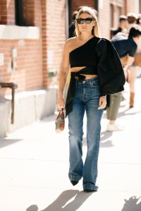 Street style at New York Fashion Week Spring 2023