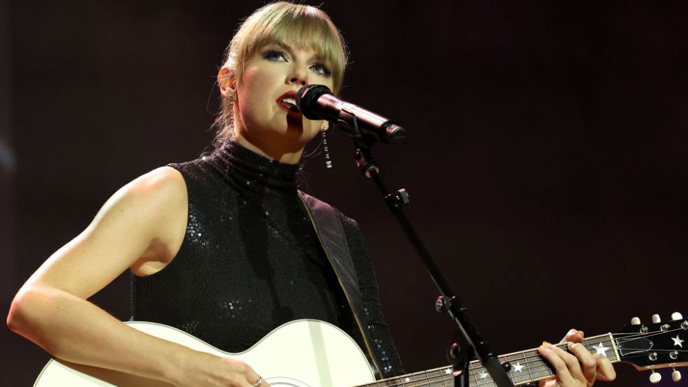 NASHVILLE, TENNESSEE - SEPTEMBER 20: NSAI Songwriter-Artist of the Decade honoree, Taylor Swift performs onstage during NSAI 2022 Nashville Songwriter Awards at Ryman Auditorium on September 20, 2022 in Nashville, Tennessee. (Photo by Terry Wyatt/Getty Images)