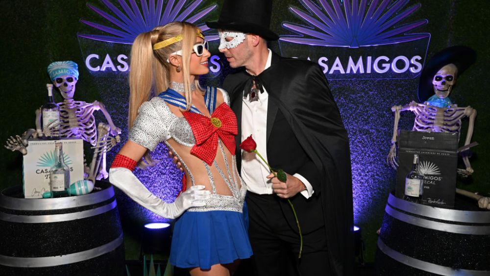 BEVERLY HILLS, CALIFORNIA - OCTOBER 28: (L-R) Paris Hilton and Carter Reum attend the Casamigos Halloween Party Returns in Beverly Hills on October 28, 2022 in Beverly Hills, California. (Photo by Michael Kovac/Getty Images for Casamigos)
