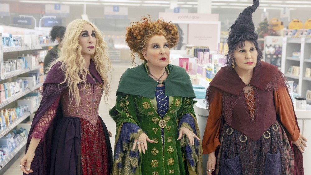 HOCUS POCUS 2, from left: Sarah Jessica Parker, Bette Midler, Kathy Najimy, 2022. ph: Matt Kennedy / © Disney+ / Courtesy Everett Collection