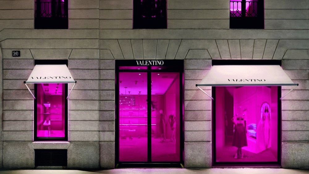 A Maison Valentino boutique decked in the fall 2022 Pink PP color.