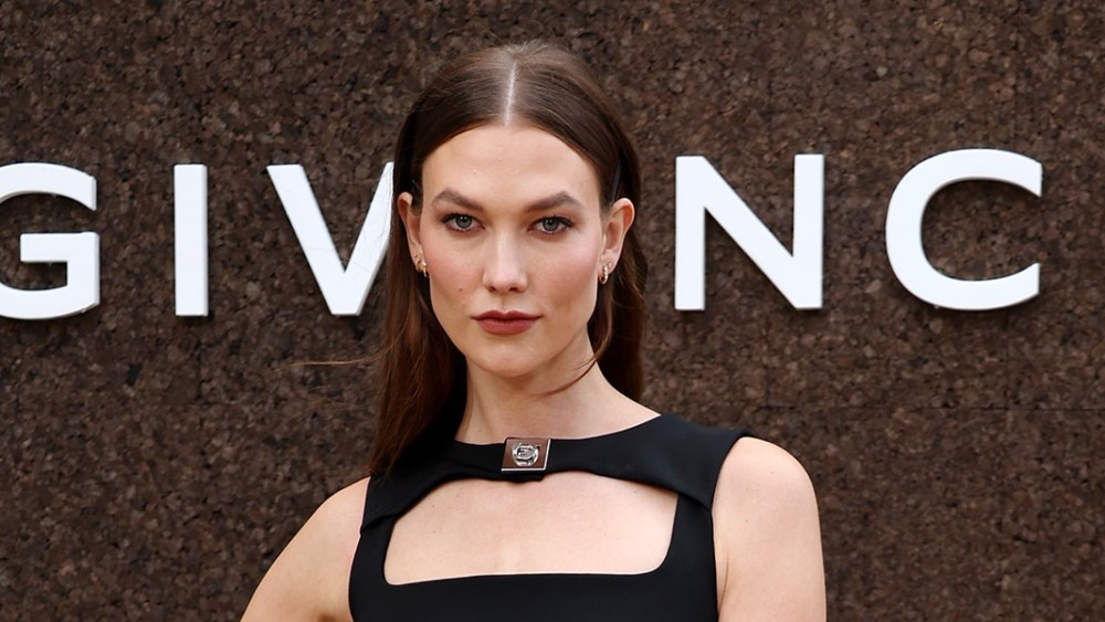 PARIS, FRANCE - OCTOBER 02: (EDITORIAL USE ONLY - For Non-Editorial use please seek approval from Fashion House) Karlie Kloss attends the Givenchy Womenswear Spring/Summer 2023 show as part of Paris Fashion Week  on October 02, 2022 in Paris, France. (Photo by Pascal Le Segretain/Getty Images)