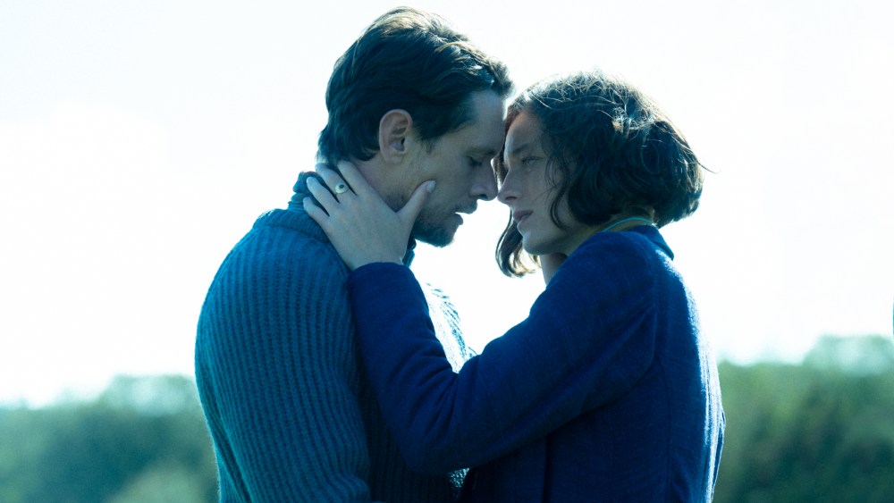 Lady Chatterley's Lover. (L to R) Jack O'Connell as Oliver, Emma Corrin as Lady Constance in Lady Chatterley's Lover. Cr. Parisa Taghizadeh/Netflix © 2022.