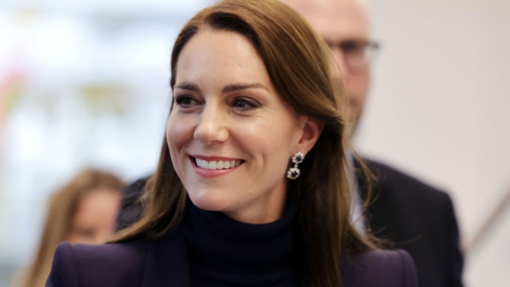 BOSTON, MASSACHUSETTS - NOVEMBER 30: Catherine, Princess of Wales arrives at Logan International Airport on November 30, 2022 in Boston, Massachusetts. The Prince and Princess of Wales are visiting the coastal city of Boston to attend the second annual Earthshot Prize Awards Ceremony, an event which celebrates those whose work is helping to repair the planet. During their trip, which will last for three days, the royal couple will learn about the environmental challenges Boston faces as well as meeting those who are combating the effects of climate change in the area. (Photo by Chris Jackson/Getty Images)