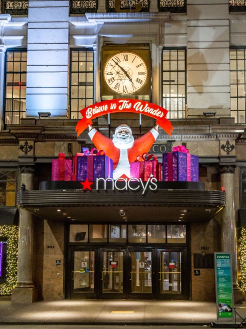 Macy's CEO Jeff Gennette expects Holiday 2022 to be like 2019, with spending peaks on Black Friday, Cyber Monday and the two weeks before Christmas.