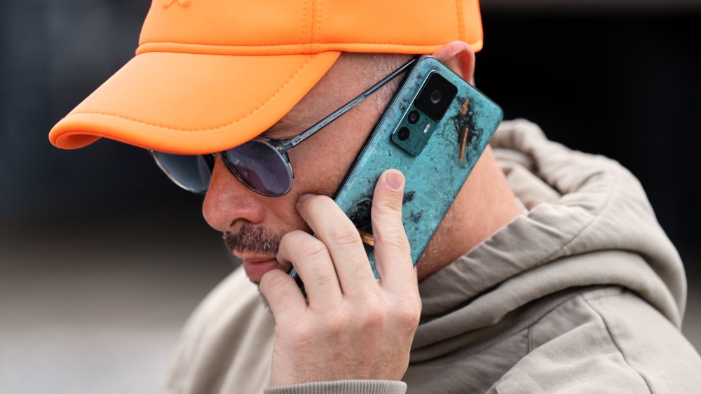Daniel Arsham with the Xiaomi 12T Pro Daniel Arsham Edition