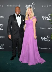 Byron Allen and Jennifer Lucas at the 2022 Baby2Baby Gala held at Pacific Design Center on November 12, 2022 in Los Angeles, California.