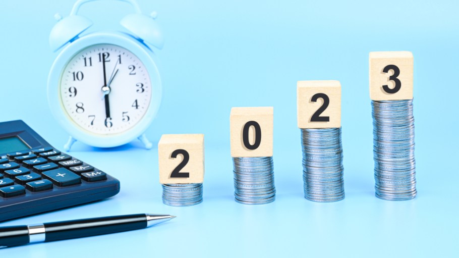 Consumer confidence rose in December as inflation expectations fell, but Americans also more pessimistic about their finances in 2023.