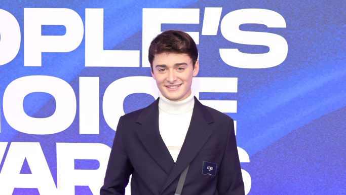 SANTA MONICA, CALIFORNIA - DECEMBER 06: Noah Schnapp attends the 2022 People's Choice Awards at Barker Hangar on December 06, 2022 in Santa Monica, California. (Photo by Amy Sussman/Getty Images )