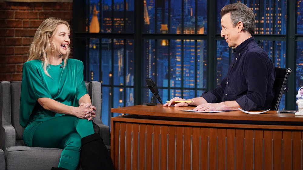 LATE NIGHT WITH SETH MEYERS -- Episode 1367 -- Pictured: (l-r) Actress Kate Hudson during an interview with host Seth Meyerson December 13, 2022 -- (Photo by: Andrew Lipovsky/NBC)