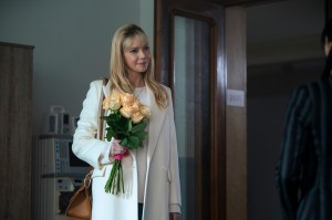 Wednesday. Riki Lindhome as Dr. Valerie Kinbott in episode 106 of Wednesday. Cr. Vlad Cioplea/Netflix © 2022