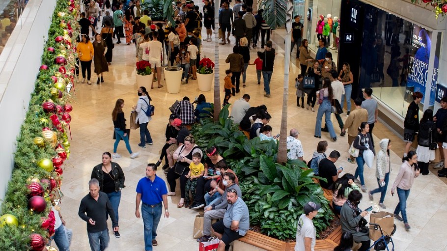 After rising for four straight months, consumer spending on clothing and footwear fell a 4.2 percent in November to $500.74 billion.