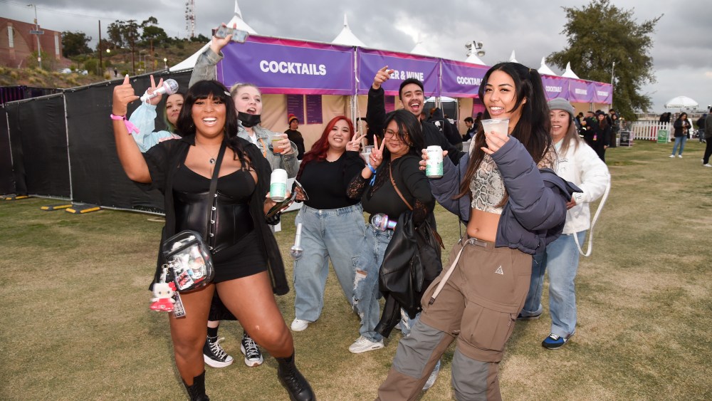 Cargo pants and nods to So-Cal skate culture trended at LA3C over the weekend.