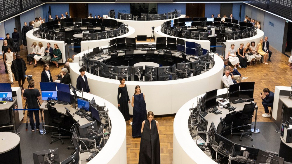 19 June 2022, Hessen, Frankfurt/Main: Models walk through the trading hall of the Frankfurt Stock Exchange during the show of fashion designer Storck. Storck opened the Frankfurt Fashion Week with his show. Photo by: Hannes P. Albert/picture-alliance/dpa/AP Images